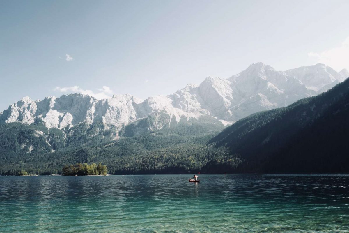 Unicorn Renewables - sfondo montagna e lago