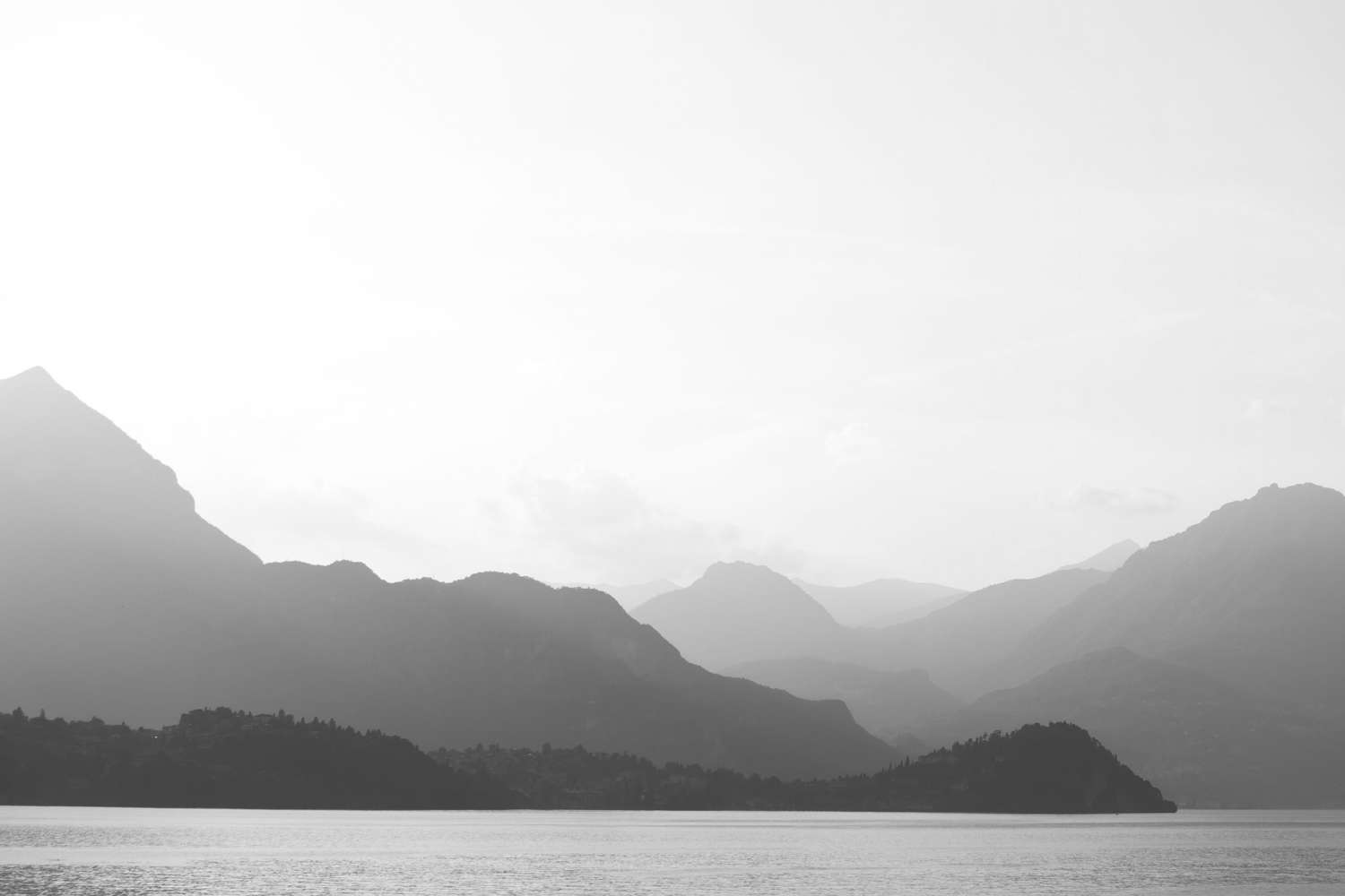 Unicorn Renewables - sfondo montagne e lago